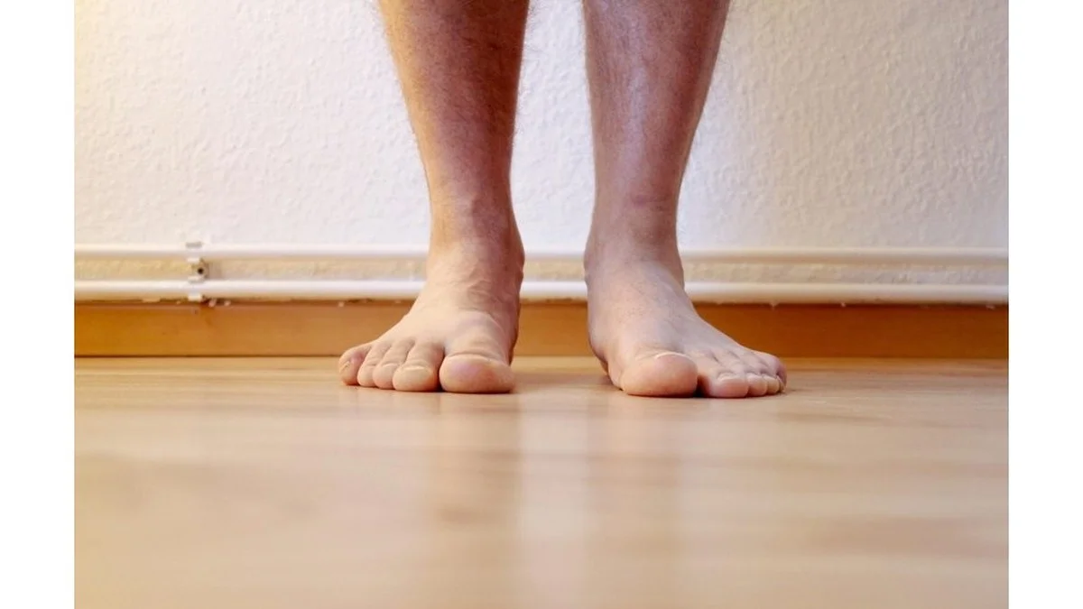 Cómo evitar tener los pies fríos en casa: el truco casero que funciona mejor que cualquier alfombra