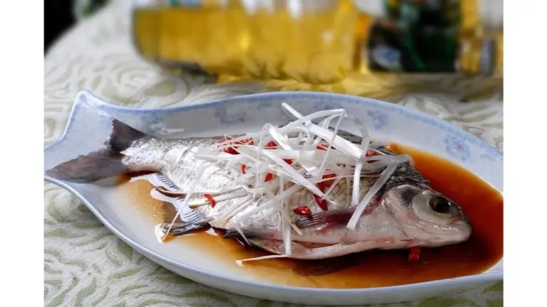 El plato que se cocina solo: 4 percas y patatas para una cena sin esfuerzo