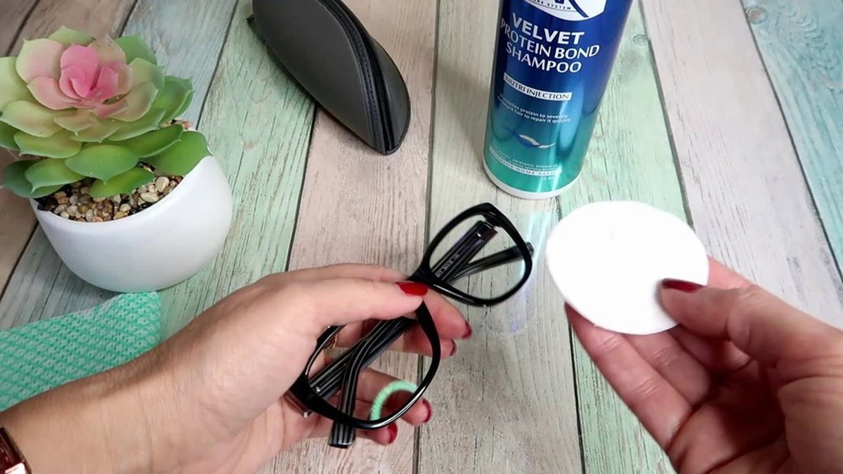 El secreto de un par de gotas de champú para que tus gafas no se empañen nunca más
