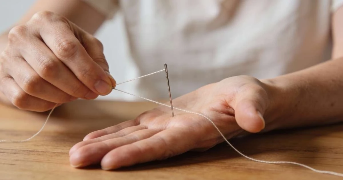 El truco de fricción en la palma de tu mano para pasar hilo en la aguja en un segundo