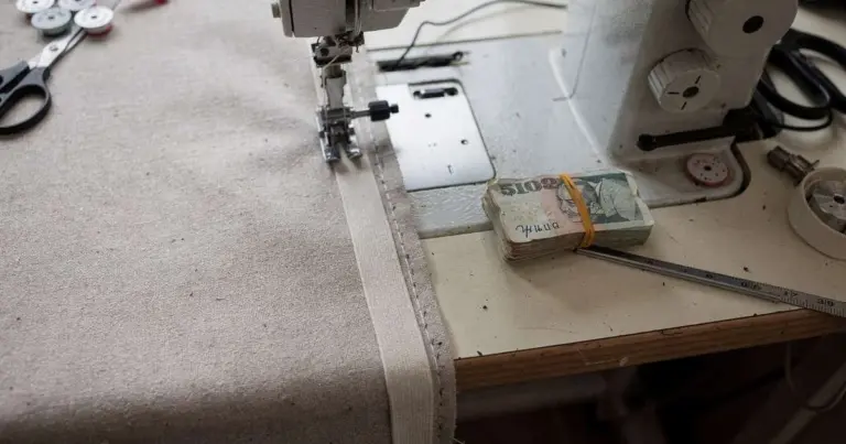 El truco del billete de goma para que tus costuras queden perfectas