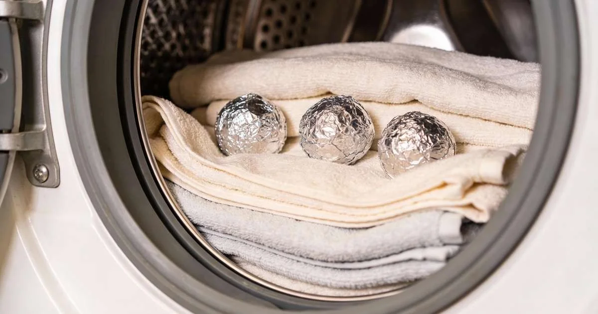 El truco del papel de aluminio que deja tu ropa suave como una nube