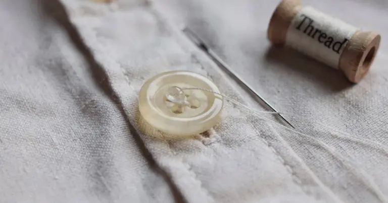 El truco secreto de tu abuela para que los botones nunca más se caigan: solo necesitas un toque de esmalte