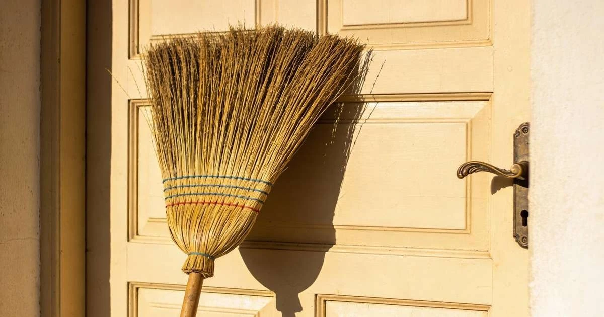 La poderosa simpatía de la escoba invertida: 3 formas de proteger tu hogar del malestar