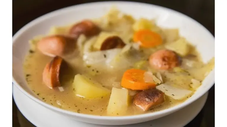 La sopa de sauerkraut y salchicha que los chefs alemanes guardan en secreto: una explosión de sabor en tu mesa