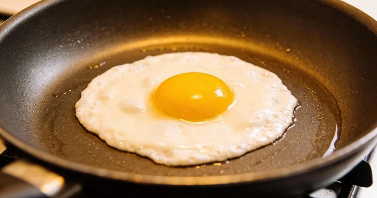 Vinagre en la sartén: el truco secreto para huevos fritos perfectos todos los días