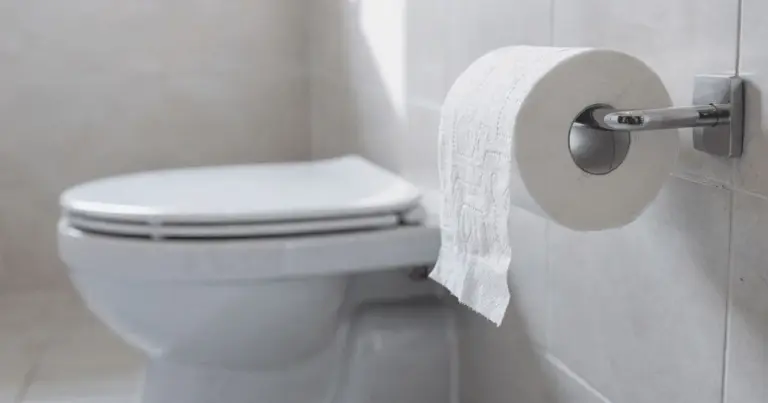 5 errores comunes al usar el papel higiénico que dañan tu salud íntima (y cómo evitarlos)