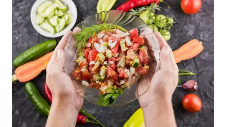 5 minutos y tienes la cena lista: la ensalada de salchichas que todos en Lituania preparan