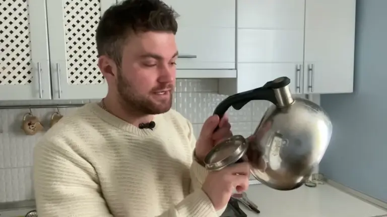 Adiós a la cal: métodos caseros para limpiar tu tetera sin olores fuertes