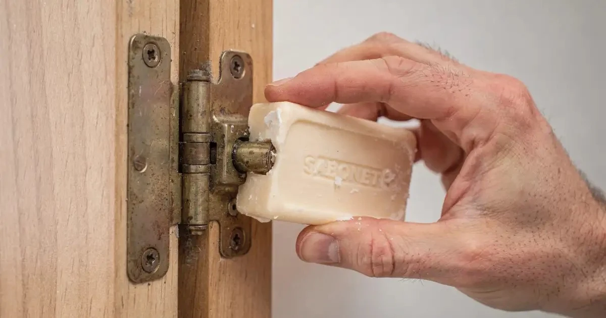 Adiós chirridos: 3 trucos caseros para silenciar puertas y gavetas en minutos