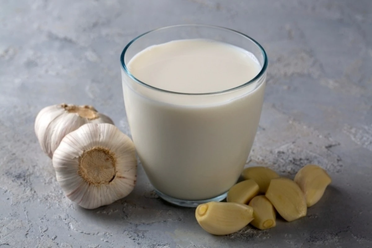 Bebí leche con ajo antes de dormir por dos semanas y esto es lo que le pasó a mi cuerpo