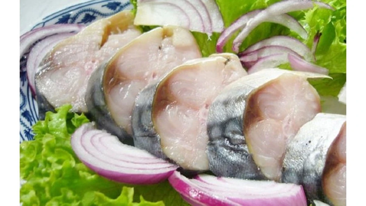 Caballa al ajillo: el plato que preparas más rápido que ir a la tienda