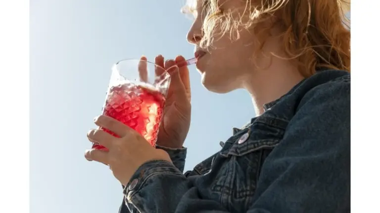 Cinco bebidas cotidianas que ponen en riesgo tu salud (y cómo evitarlas)