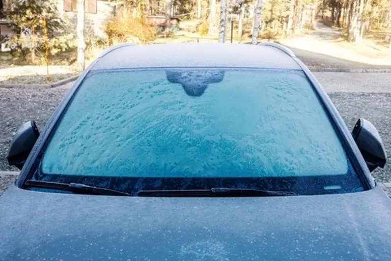 Cinco minutos al volante y directo al hospital: cómo resfriarte en invierno sin salir de casa