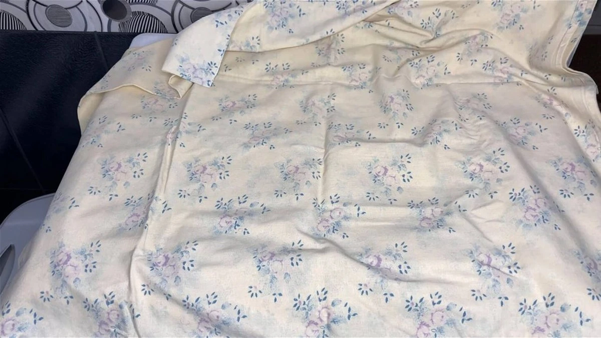 Devuelve la suavidad a tu ropa de cama vieja: el truco de los 2 cucharones a 30 grados