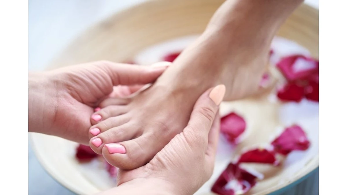 El peligro oculto en tu baño: por qué remojar los pies en casa puede ser un error grave