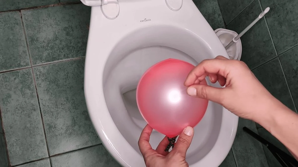 El secreto del ama de casa con 35 años de experiencia: un objeto común en el inodoro que supera a los limpiadores caros