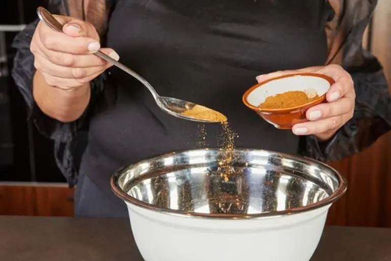 El secreto del médico para tener energía constante: un grano de este especia que usas a diario