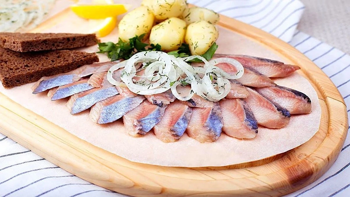 El secreto de mi abuela para curar arenque en casa: proporciones exactas durante 72 horas