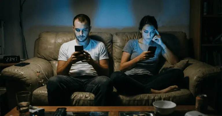 El silencio de tu pareja al mirar el móvil: qué te dice realmente