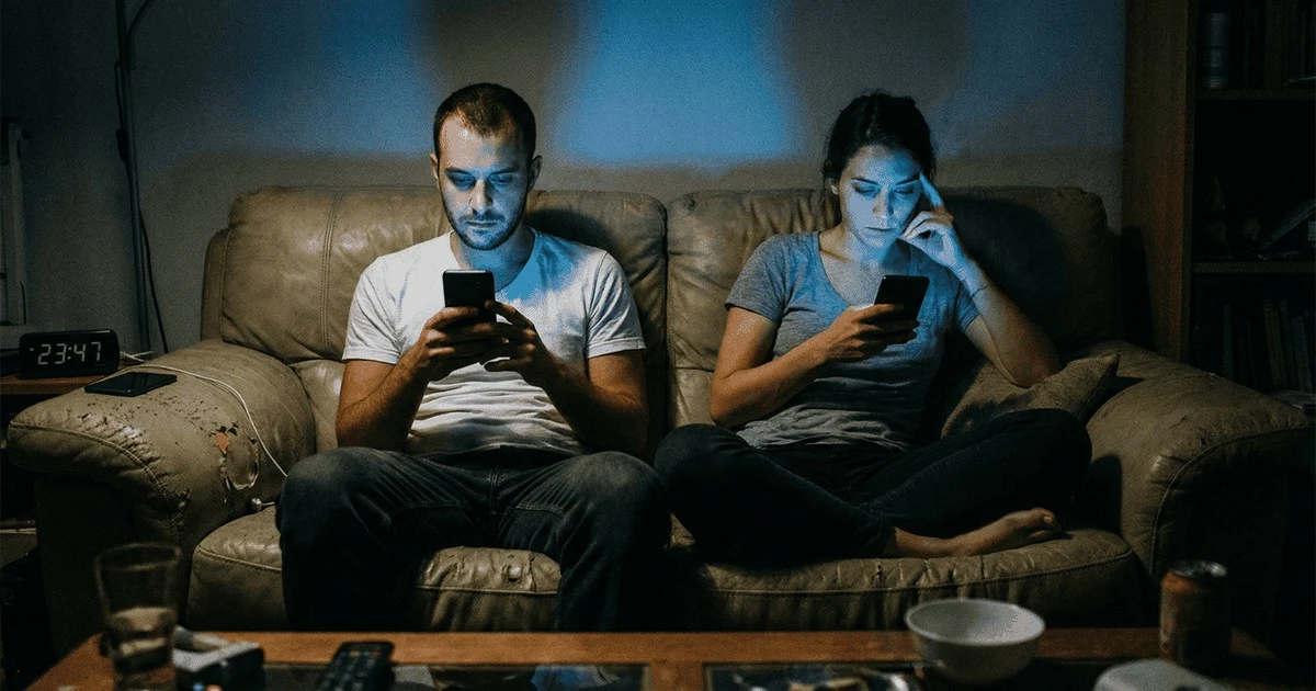 El silencio de tu pareja al mirar el móvil: qué te dice realmente