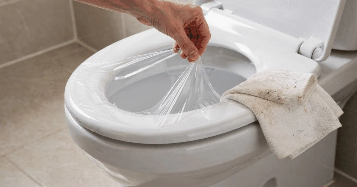 El truco del film transparente en el inodoro que los expertos en limpieza recomiendan (y pocos conocen)