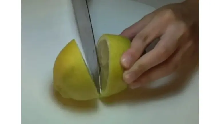 El truco del limón cortado que mi amiga se burló y ahora pide a gritos