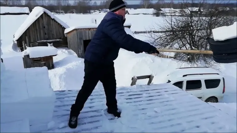 Hombre crea quitanieves casero en 5 minutos: Funciona mejor de lo esperado