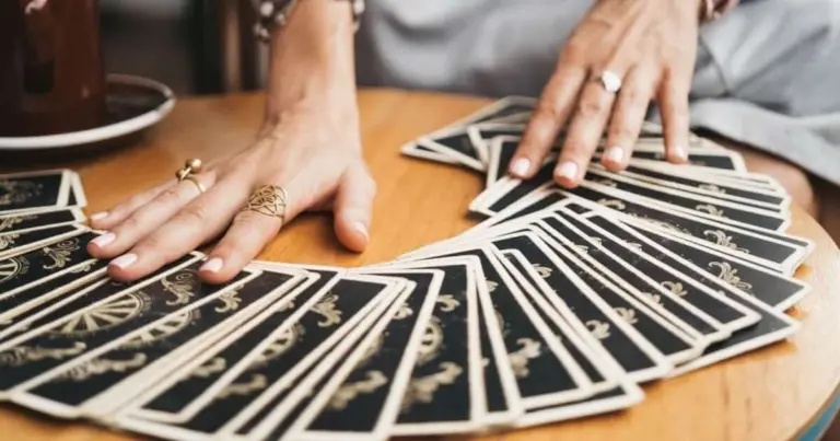 Horóscopo del Tarot: Tu Guía Estelar para el 17 de Febrero de 2026