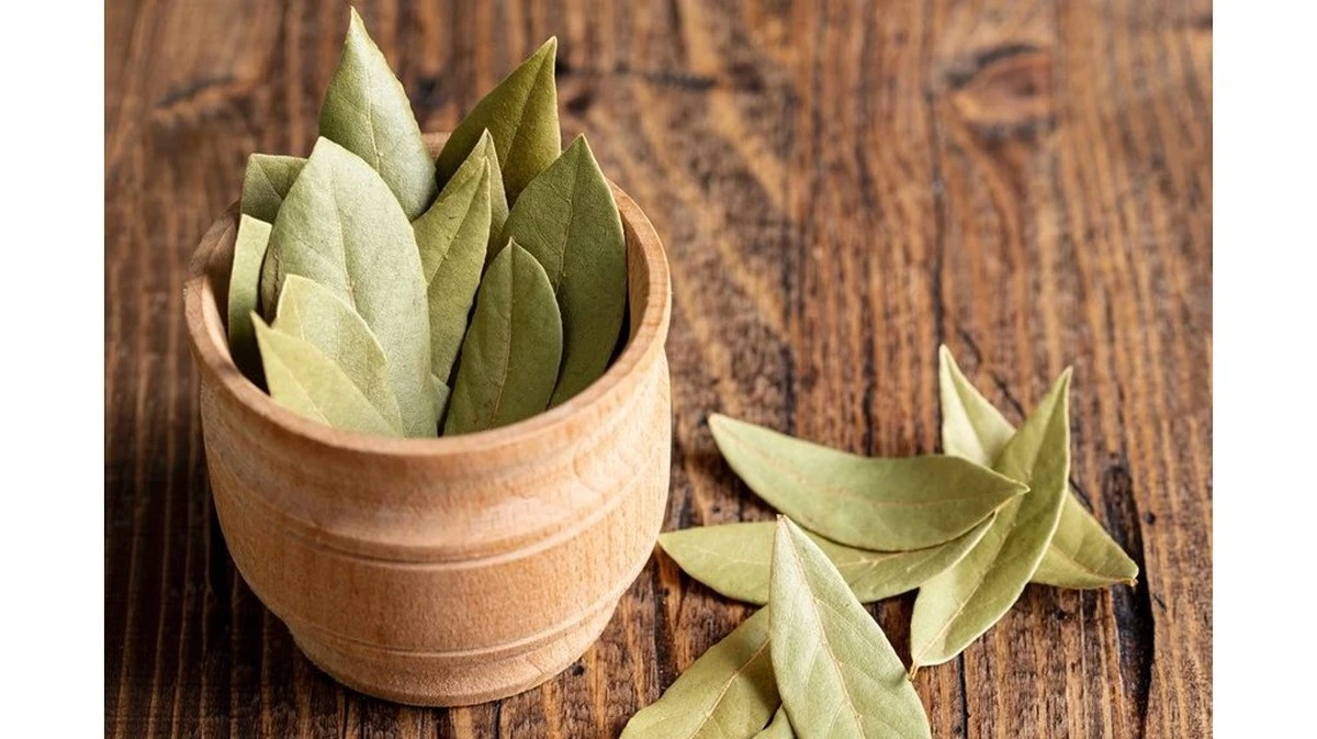 La abuela llevaba 50 años usando la misma infusión facial: no creerás la receta