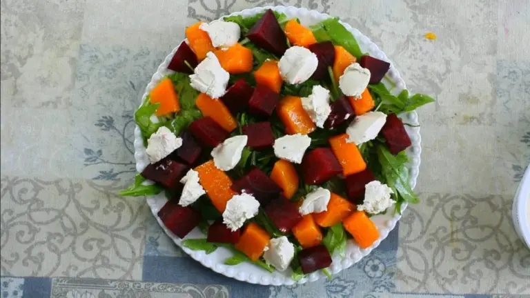 La ensalada de otoño que te salvará las cenas: calabaza y remolacha caramelizadas