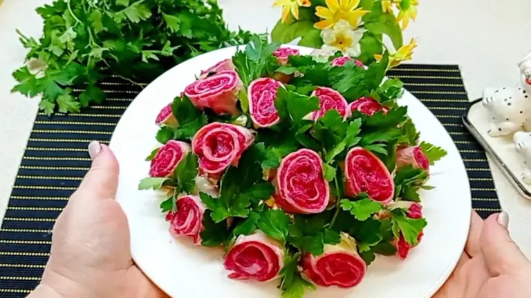 La ensalada de "rosas" de remolacha que roba miradas y se acaba primero en la mesa