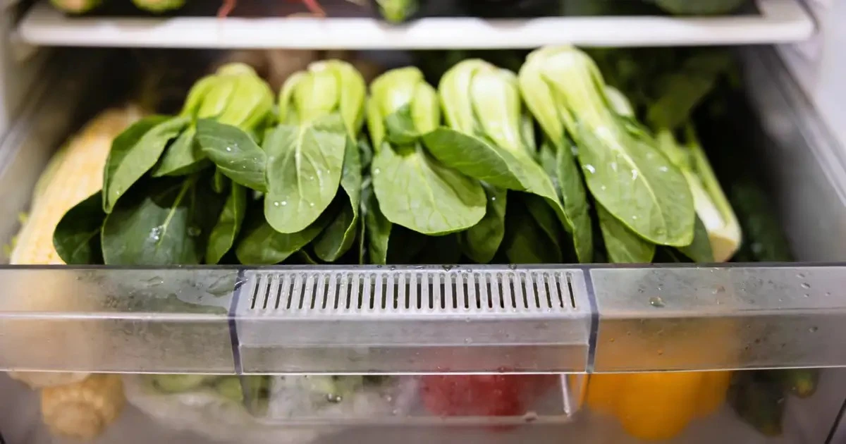 La fruta que acelera el desperdicio en tu cajón de verduras: el error que muchos cometen