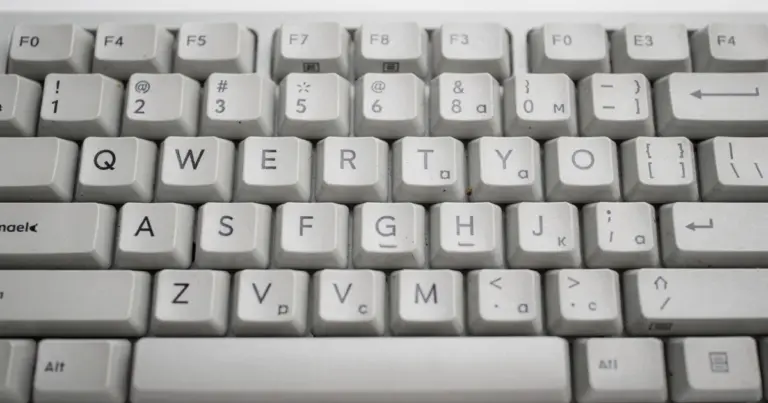 La insólita razón por la que tu teclado NO sigue el orden del abecedario