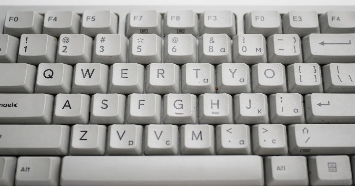 La insólita razón por la que tu teclado NO sigue el orden del abecedario