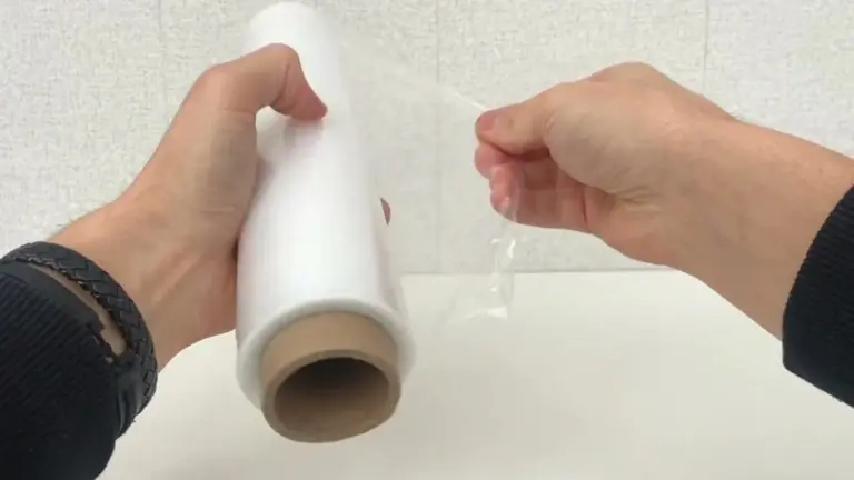 La película de plástico no se pega más: el truco de las expertas que todos ignoran