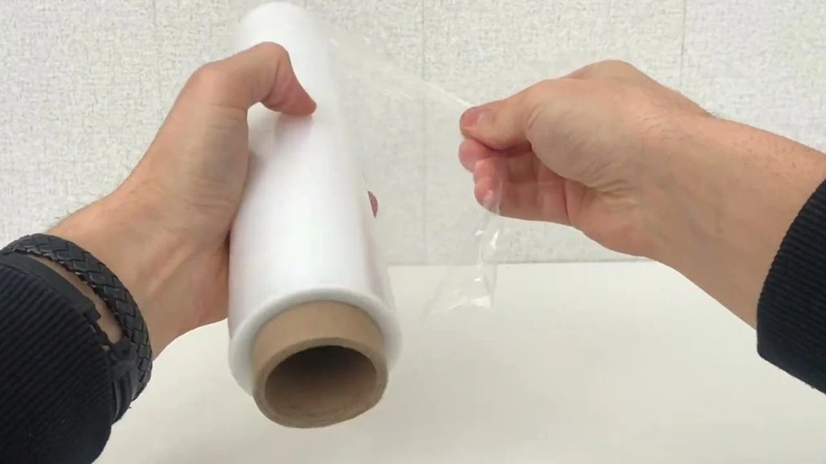 La película de plástico no se pega más: el truco de las expertas que todos ignoran