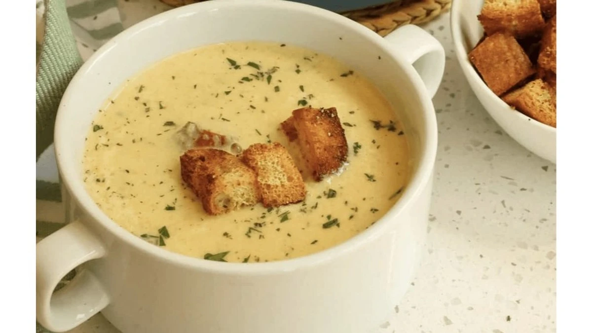 La sopa cremosa de queso y salchichas que preparas en 20 minutos: tu nueva receta favorita