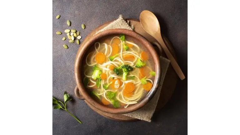 La sopa de pollo que acorta resfriados en 2 días: receta fácil y efectiva confirmada por médicos