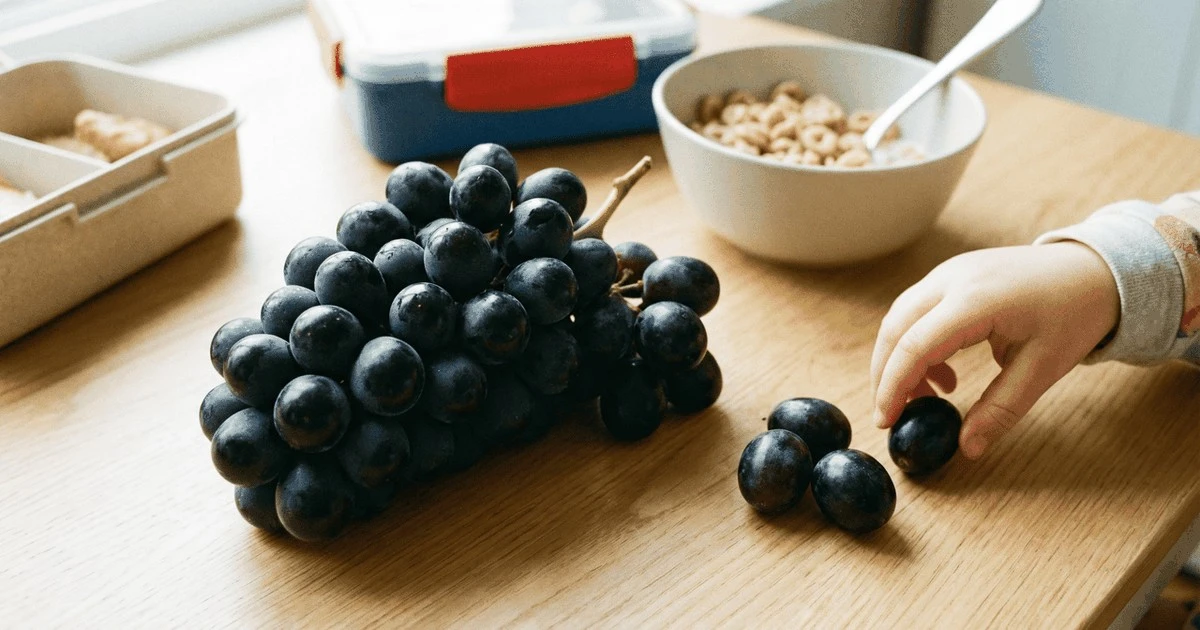 La uva mágica que sabe a algodón de azúcar y no tiene semillas: el secreto para que los niños amen la fruta