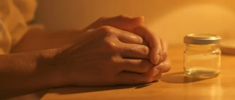 Manos agrietadas en invierno: el truco nocturno que las deja como las de un bebé