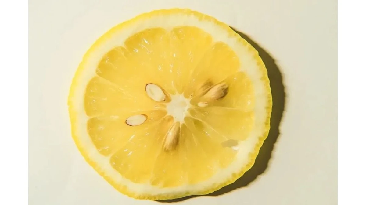 Ocho usos increíbles de las cáscaras de limón que te harán decir adiós a los químicos