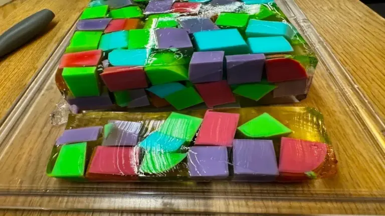 Pastel "Cristal Roto" 3D de Gelatina: El Postre Sin Horno que Sorprende a Todos