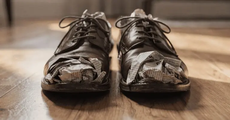 Por que colocar jornal nos sapatos? O truque simples para umidade e mau cheiro