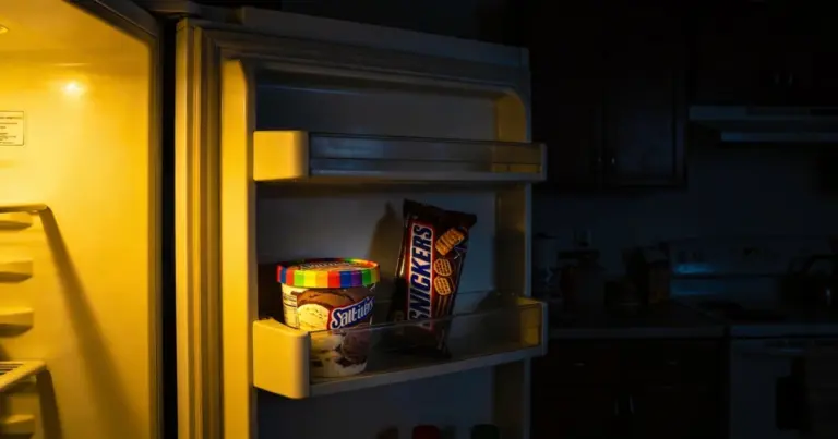 ¿Por qué el subconsciente te impulsa a comer a medianoche y la solución para frenar el hambre emocional?