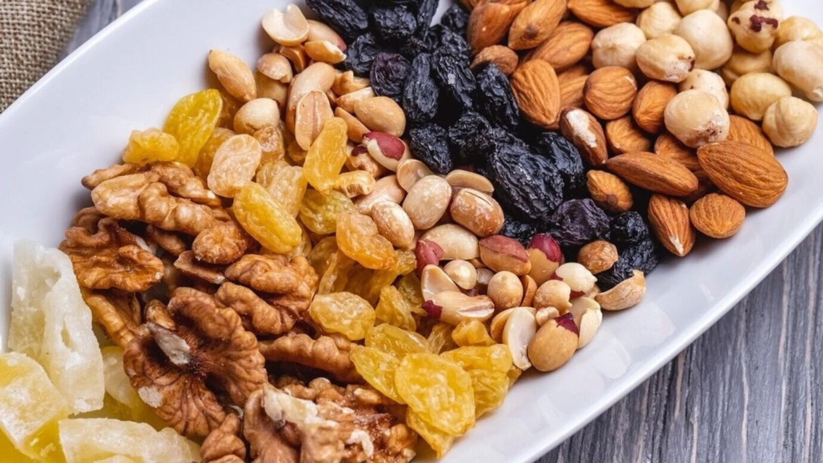 Por qué los cardiólogos recomiendan este sencillo trío de frutos secos antes de dormir para reducir el colesterol