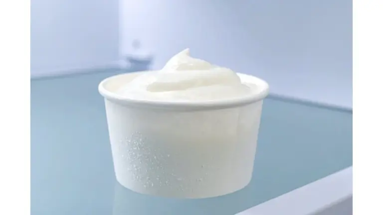 Por qué los chefs profesionales congelan la crema agria: el truco que te salva la cartera y el tiempo