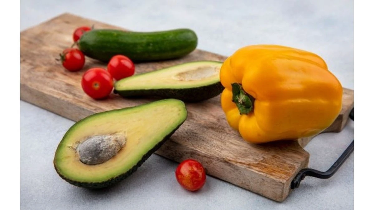 Por qué siempre combinas aguacate con esta verdura de tu huerto