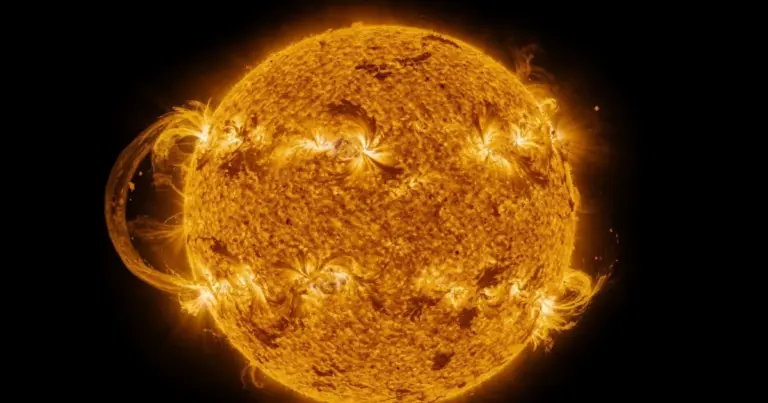 ¿Qué pasaría si lanzáramos un océano entero al Sol? La física estelar te sorprenderá