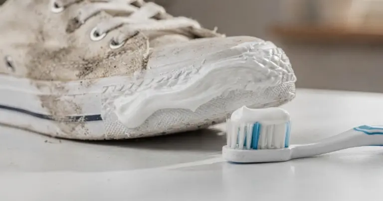 Renueva tus zapatillas blancas: el secreto de limpieza con pasta de dientes